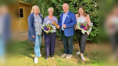 Grosse Freude herrschte bei der Staffelstabübergabe Mitte September in Scherfede (v.l.) Gemeindereferentin Christina Bolte, KiTa-Leiterin Melanie Heusipp, Träger-Geschäftsführer Detlef Müller und Theresa Braun – Interimsleiterin, die gleichzeitig KiTa-Leitung in Rimbeck ist. (Foto: privat)