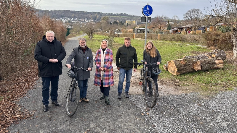 Bürgermeister Daniel Hartmann (v.l.), Geschäftsführer Bernd Schackers, Baudezernentin Julia Gogrewe, Klaus Leifels vom UIH Planungsbüro sowie Mobilitätsbeauftragte Karolin Bludau bei der offiziellen Freigabe des neuen Radwegs entlang der Kleingartenanlage Papenwinkel. (Foto: Stadt Höxter)