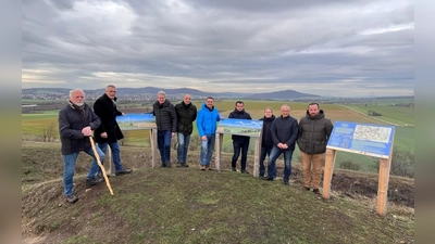 (v.l.) Jürgen Lips, Geschichtskreis Carlsdorf, Landrat Andreas Siebert, Peter Nissen, Leiter Servicezentrum Regionalentwicklung, Uwe Wendt, Bürgermeister Torben Busse, Tobias und Nadine Hofmeyer, Ortsvorsteher Reiner Hofmeyer und Philipp Könemann.  (Foto: Julia Sürder)