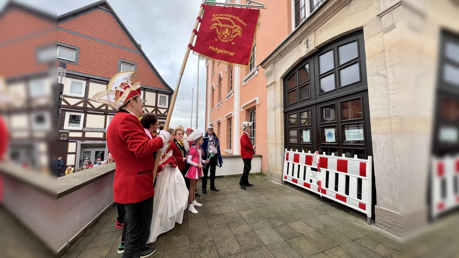 Da standen sie vor verschlossener Rathaustür.  (Foto: Julia Sürder)