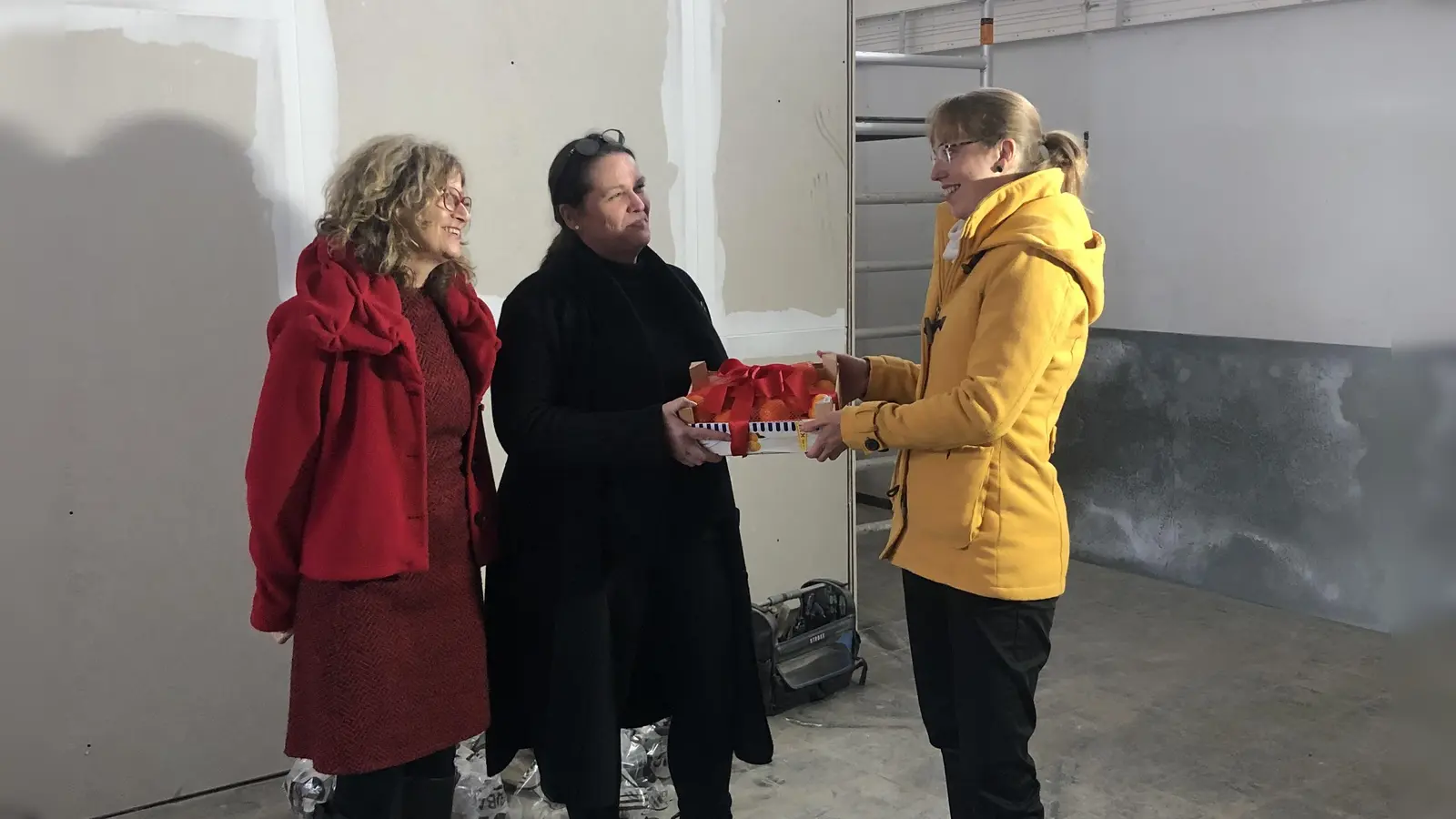 Friederike Steensen (r.) von Wintershall-Dea überreichte die Spende an Frauke Wiegand (M.) und Referatsleiterin Mechtild Meyer-Kluge, Diakonisches Werk Region Kassel. (Foto: Diakonisches Werk Region Kassel)