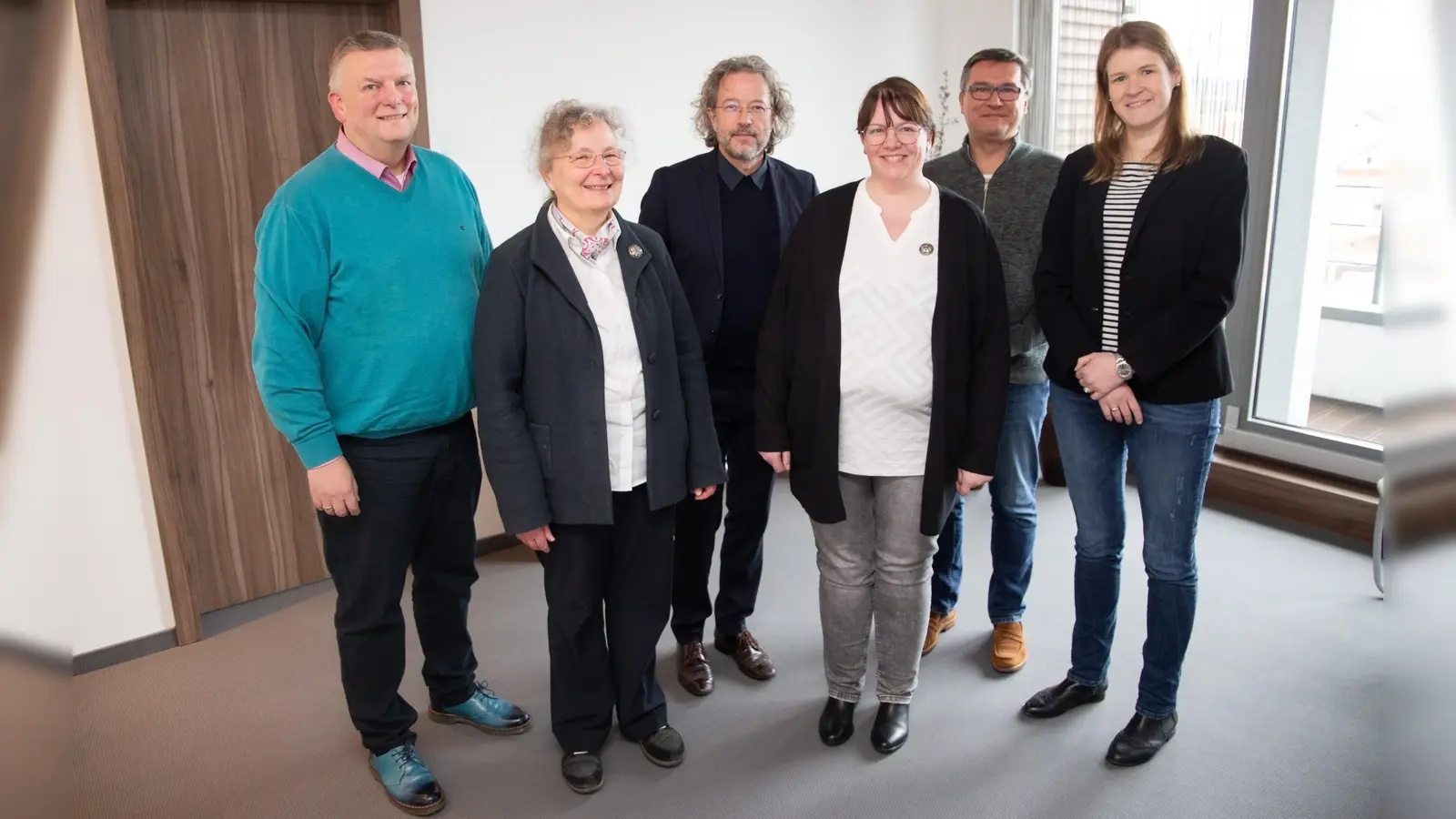 Die KHWE schließt einen Gestellungsvertrag mit dem Evangelischen Diakonieverein Berlin-Zehlendorf e.V. (v.l.): KHWE-Geschäftsführer Christian Jostes, Vorstandsoberin Constanze Schlecht, Vereinspfarrer Johannes Lehnert, Schwester Insa Holtmann, Personalleiter des Ev. Diakonievereins Volkmar Ebel und KHWE-Personalleiterin Maike Tölle. (Foto: KHWE)
