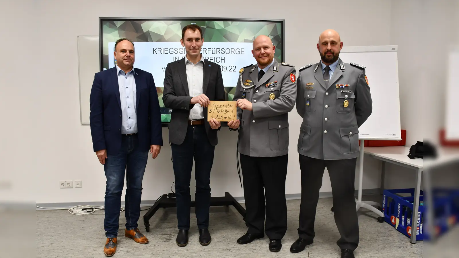 Die Einsatzgruppe des Panzerpionierbataillon1 behielt aus ihrem Reise- und Verpflegungskostenbudget 825 Euro über und spendete sie dem Volksbund. (Foto: Peter Drews/Landkreis Holzminden)