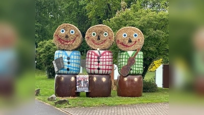 Jetzt schon als Strohpuppen-bald schon in echt, die Dorfrocker kommen. (Foto: Laura Böschen)