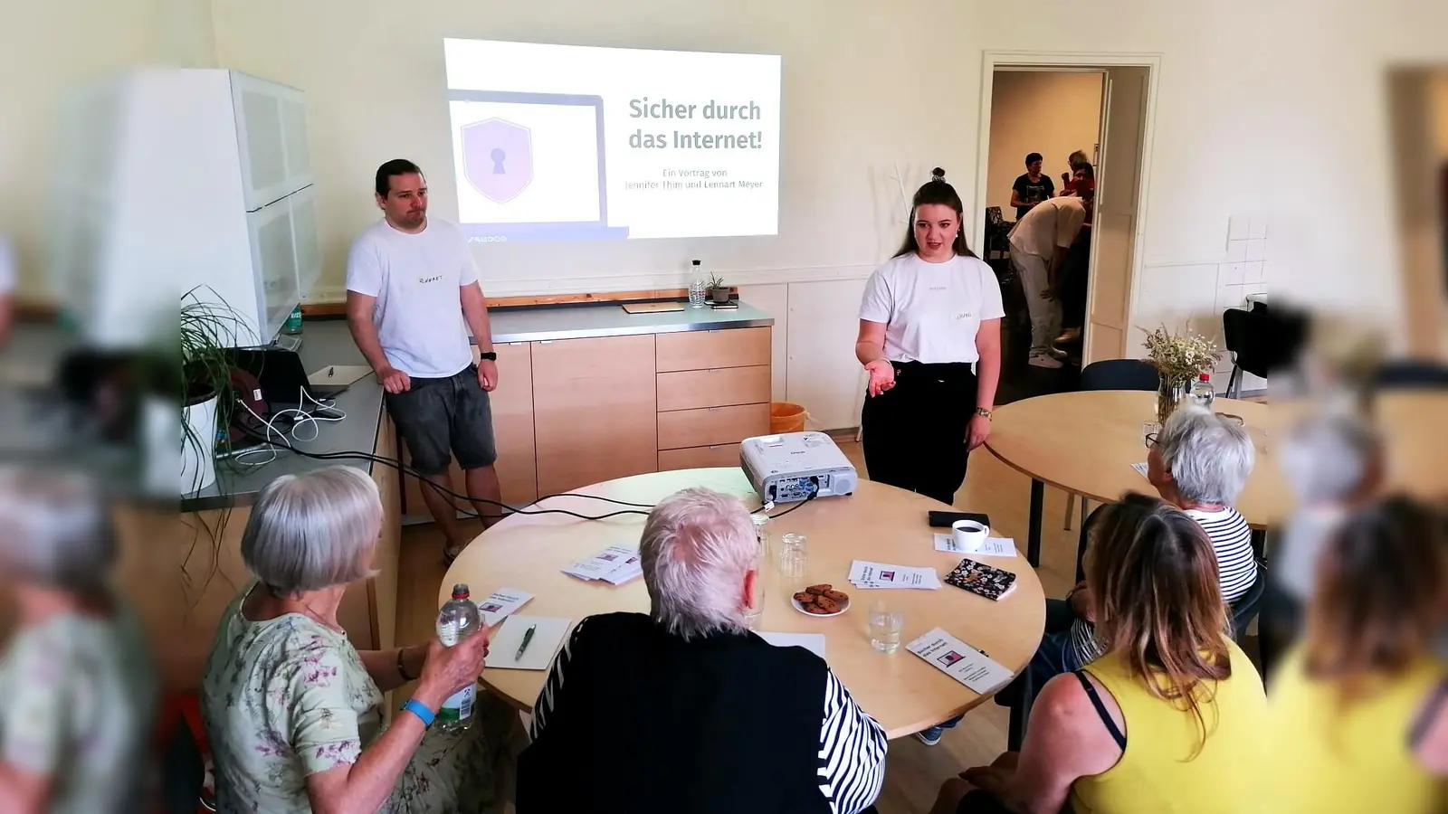Studierende der Soziale Arbeit an der HAWK Hochschule für angewandte Wissenschaft und Kunst in Holzminden veranstalten wieder einen Mediennachmittag für Senioren und Seniorinnen (Foto: privat)
