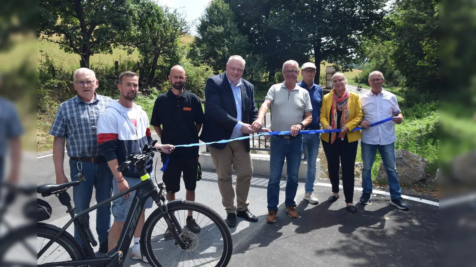 Bürgermeister Daniel Hartmann und Ovenhausens Ortsausschussvorsitzender Günther Ludwig eröffnen den rund 730 Meter langen Abschnitt bis in das Burgtal (v.l.): Josef Hesse, Carsten Zietz (Geschäftsführer Firma Erdbau Hake), Dennis Schlüter (Firma Erdbau Hake), Bürgermeister Daniel Hartmann, Ortsausschussvorsitzender Günther Ludwig, Bernd Dunsche (Stadt Höxter), Baudezernentin Julia Gogrewe und Hubert Drüke. (Foto: Stadt Höxter)