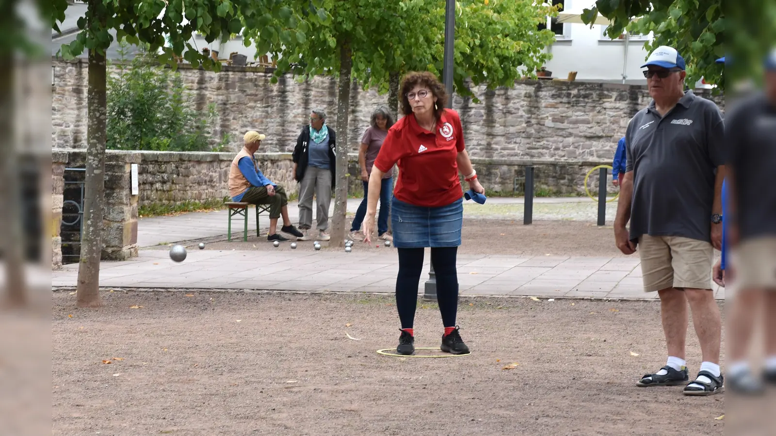 Elvira Wiegard aus Scherfede peilt das Schweinchen an.  (Foto: Barbara Siebrecht)
