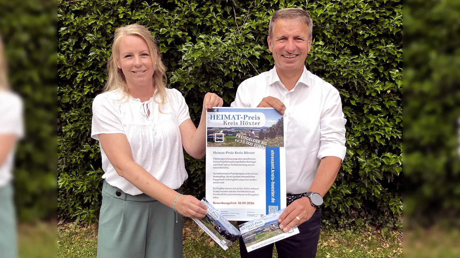 Landrat Michael Stickeln und Katharina Serinelli, Ehrenamtsmanagerin des Kreises Höxter, freuen sich auf zahlreche Bewerbungen. (Foto: Kreis Höxter)