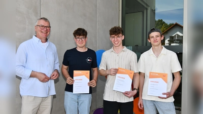 Die Gewinner des Wettbewerbs „Die Gute Form”: (v.l.) Rainer Derenthal, Obermeister der Tischler-Innung, zusammen mit Marvin Kukuck (3. Platz), Nils Spier (1. Platz) und Simon Nitschak (2. Platz). (Foto: privat)