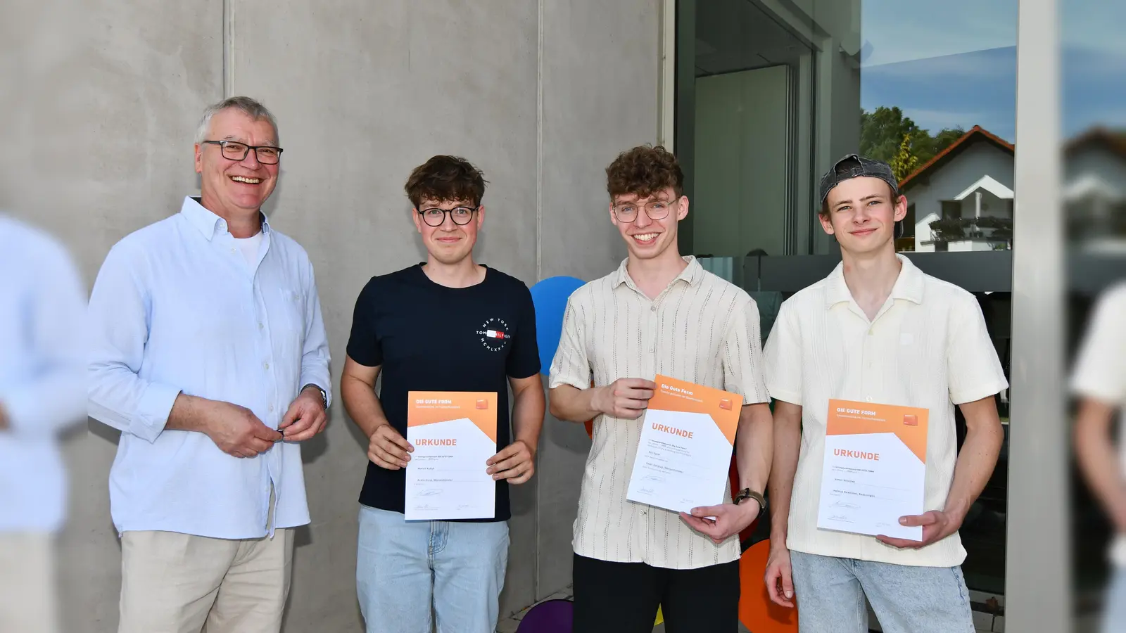 Die Gewinner des Wettbewerbs „Die Gute Form”: (v.l.) Rainer Derenthal, Obermeister der Tischler-Innung, zusammen mit Marvin Kukuck (3. Platz), Nils Spier (1. Platz) und Simon Nitschak (2. Platz). (Foto: privat)