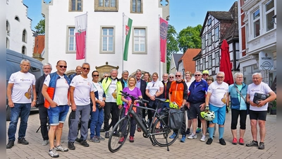 Bürgermeister Hermann Temme (Mitte) freute sich, die Radfahrgruppe bei einem Zwischenstopp in Brakel begrüßen zu dürfen. (Foto: Stadt Brakel)