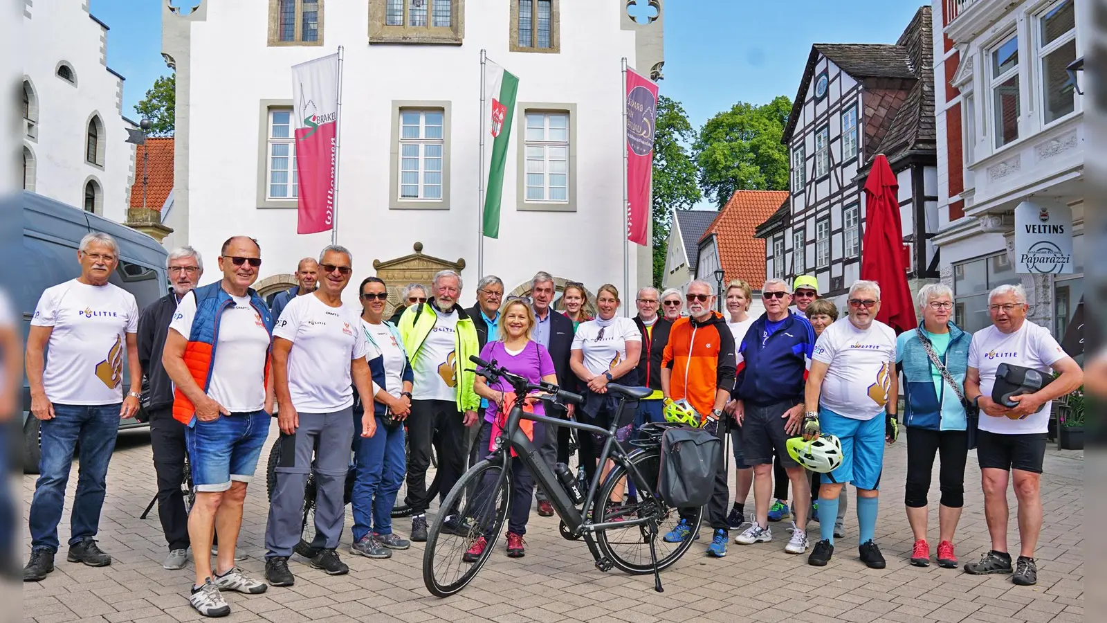 Bürgermeister Hermann Temme (Mitte) freute sich, die Radfahrgruppe bei einem Zwischenstopp in Brakel begrüßen zu dürfen. (Foto: Stadt Brakel)