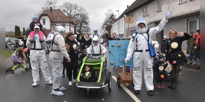 Der bunte KInderumzug trotzte dem grauen Wetter.  (Foto: Barbara Siebrecht)