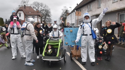 Der bunte KInderumzug trotzte dem grauen Wetter.  (Foto: Barbara Siebrecht)