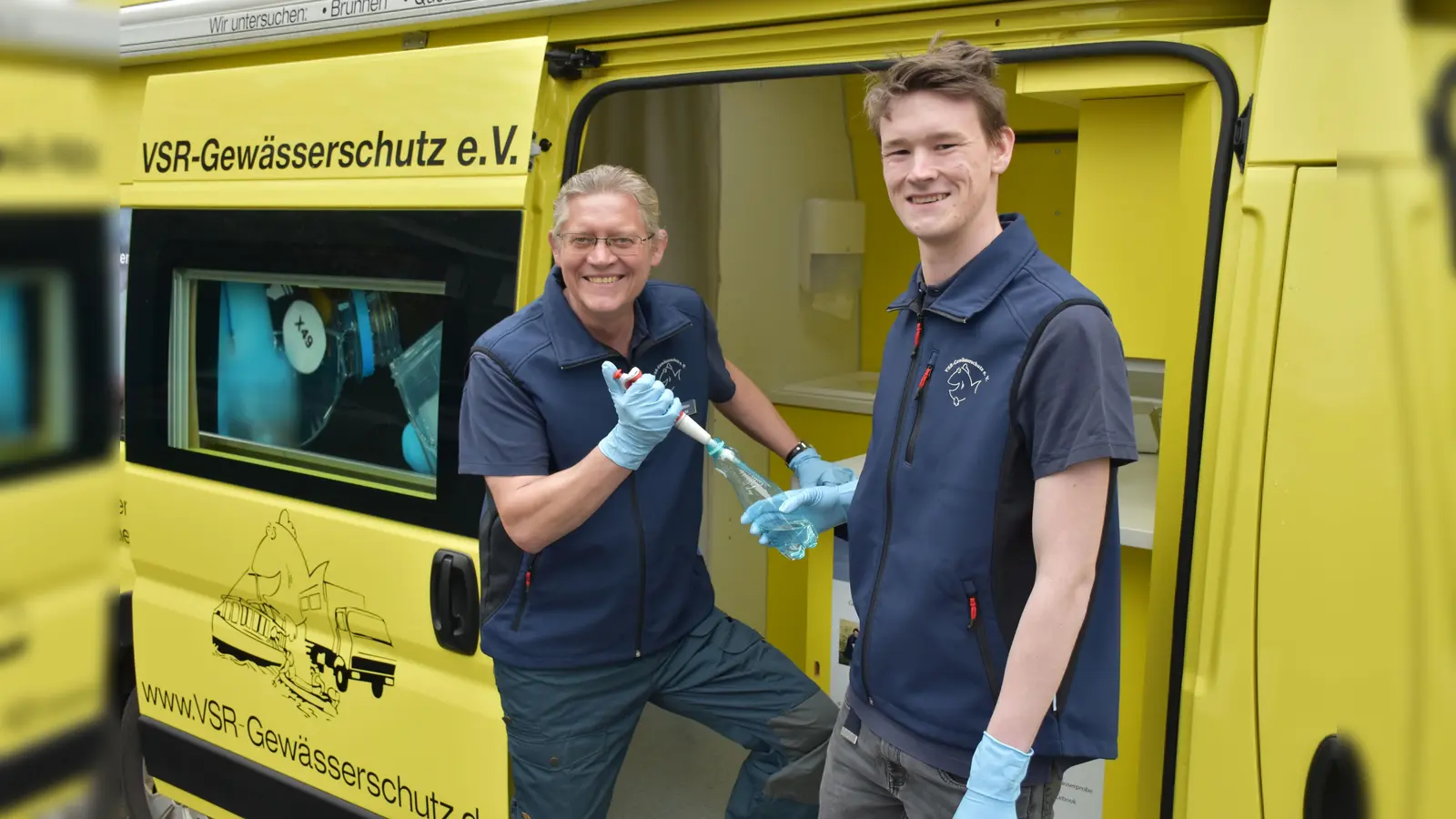 Matthias Ahlbrecht (links) und Milan Toups untersuchen eine Brunnenwaserprobe am Labormobil vom VSR-Gewässerschutz. (Foto: Harald Gülzow)