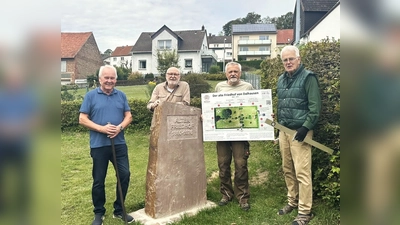 Die Planungsgruppe Alter Friedhof mit Bernhard Villmer, Jürgen Böker, Michael Behre und Manfred Dierkes bemüht sich um die Erhaltung des alten Friedhofs als Grünanlage mit Geschichte. <br> (Foto: privat)