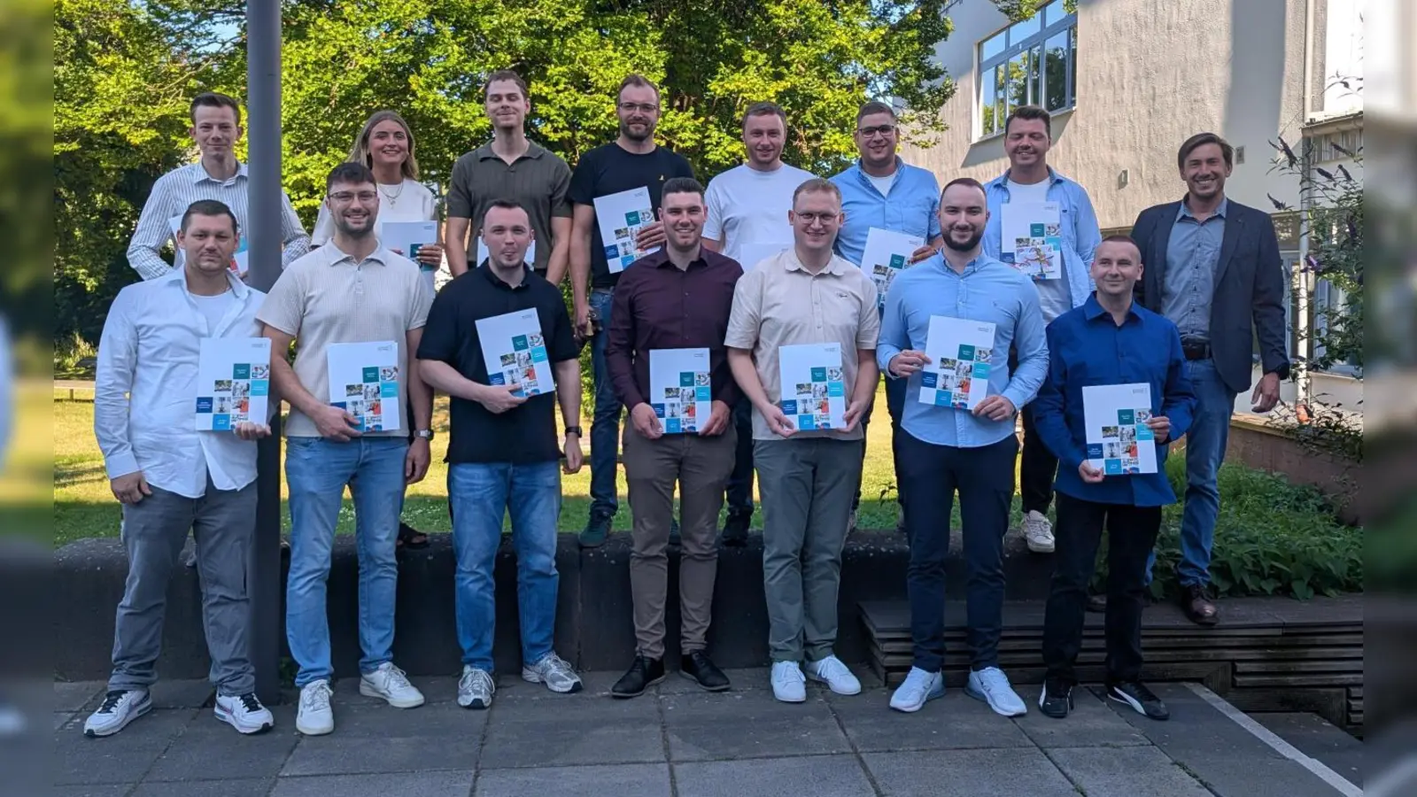 Das Foto zeigt in der hinteren Reihe von links: <br>Andreas Schmidt, Lara Hilligehekken, Martin Engel, Robert Ratke, Malte Döring, Leon Kanand, Sven Dojan, Klassenlehrer Bernhard Disselhoff<br>Vordere Reihe:<br>Jan-Hendrik Canak, Malte Becker, Jan Weibert, Henrik Adämmer, Daniel Vielain, Niclas Buchhammer, Mario Brzuske.<br>Es fehlt Cem Derya. (Foto: privat)