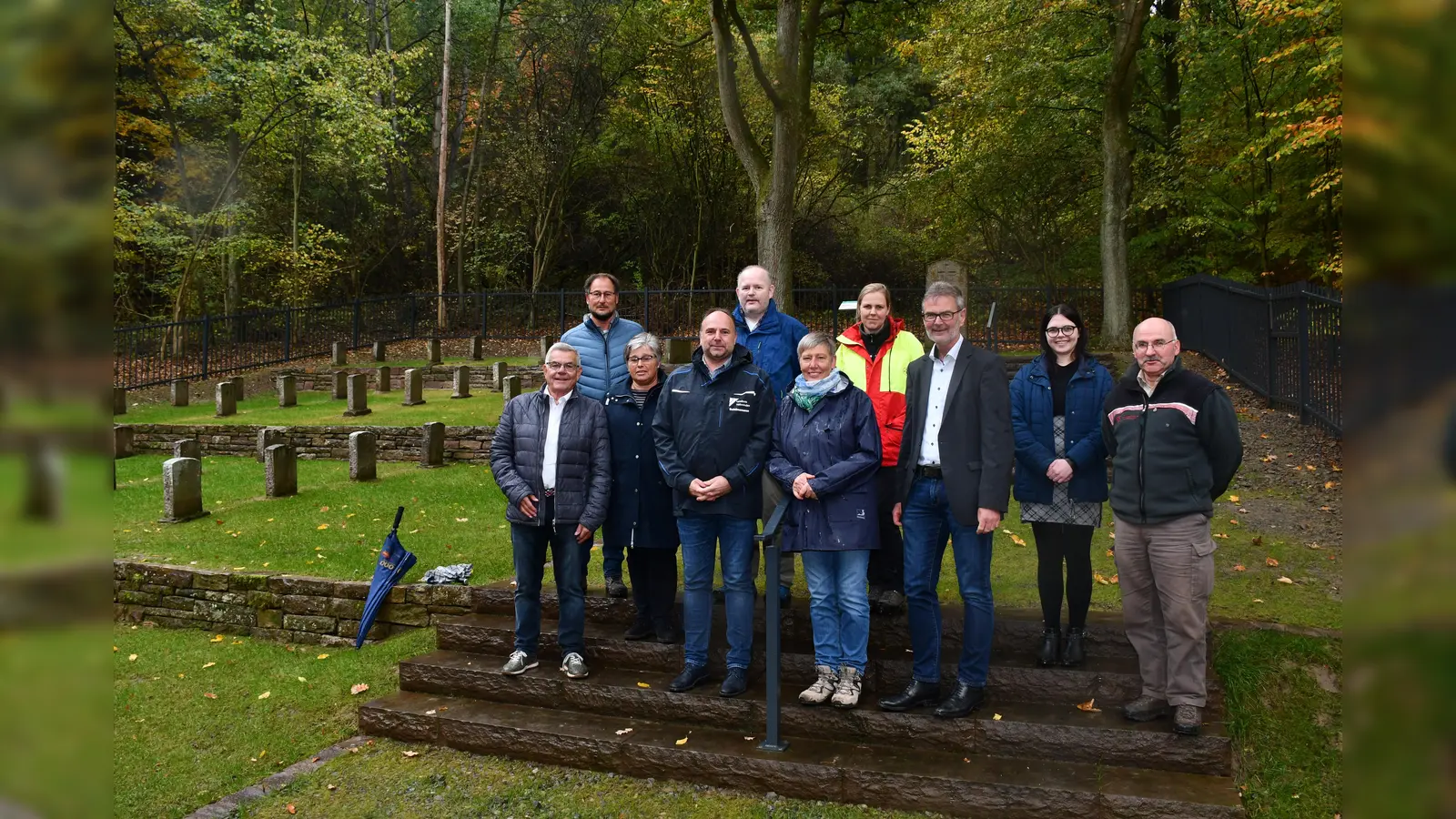 Theodor Krause (stellvertr. Bürgermeister Samtgemeinde Eschershausen-Stadtoldendorf, Jürgen Meyer (Bauamtsleiter Samtgemeinde Eschershausen-Stadtoldendorf(, Silke Hage (Bürgermeisterin Holzen), Landrat Michael Schünemann, Stefan Schipporeit (Niedersächsisches Innenministerium), Marlies Linnemann (Heimat- und Geschichtsverein Holzminden), Christine Knust (Forstamtverwaltung Grünenplan), Kreisbaurat Ralf Buberti, Maja Engelke vom ausführenden Büro Freiraum und Jürgen Klutzinski (Revierleiter Försterei Grünenplan). (Foto: Peter Drews/Landkreis Holzminden)