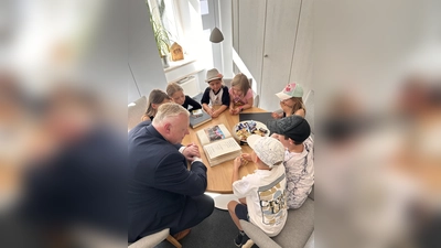 Auf ihrem Rundgang durch das Stadthaus lernten die Kinder spielerisch die Verwaltung kennen und konnten Bürgermeister Daniel Hartmann die gesuchte Bürgermeisterkette und das Goldene Buch der Stadt Höxter zurückbringen. (Foto: Stadt Höxter)