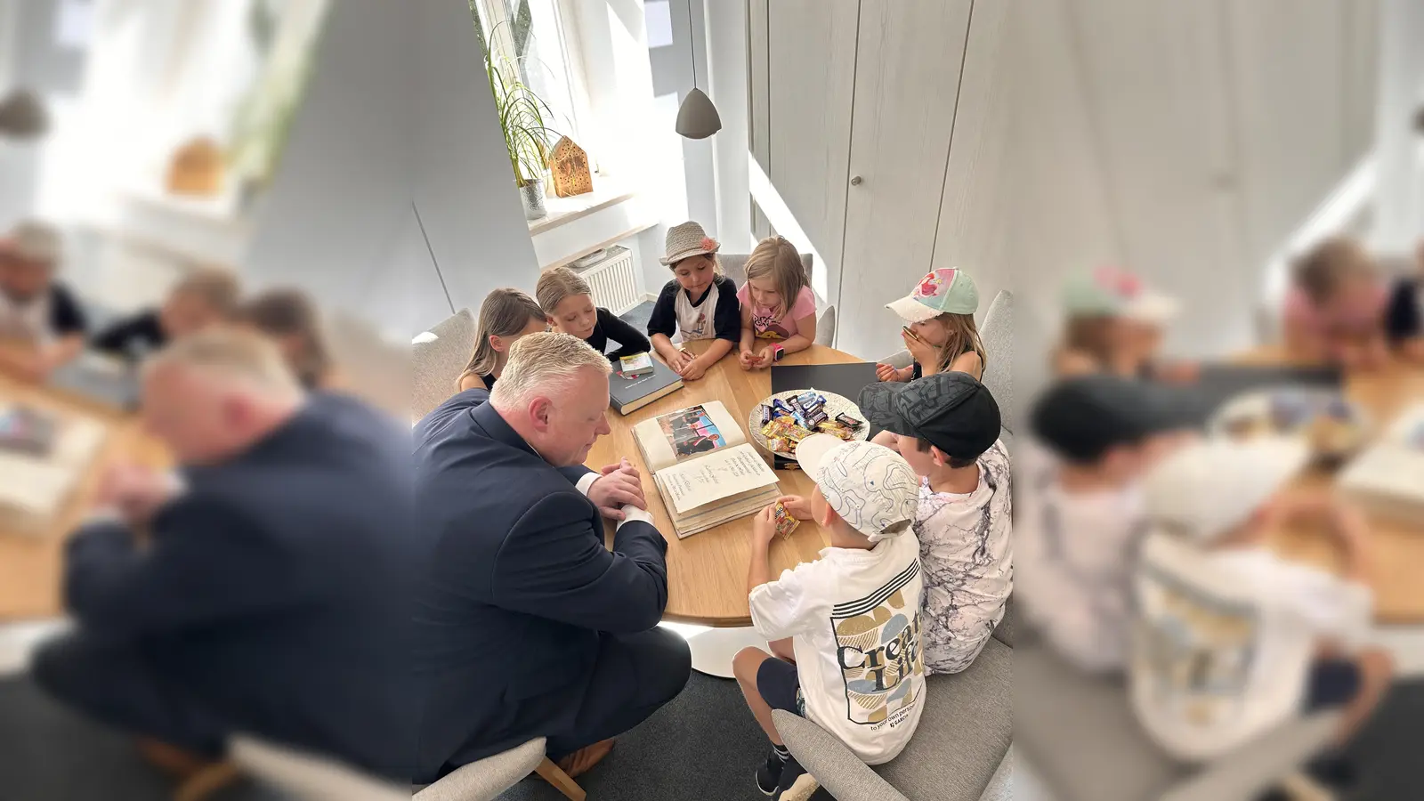Auf ihrem Rundgang durch das Stadthaus lernten die Kinder spielerisch die Verwaltung kennen und konnten Bürgermeister Daniel Hartmann die gesuchte Bürgermeisterkette und das Goldene Buch der Stadt Höxter zurückbringen. (Foto: Stadt Höxter)