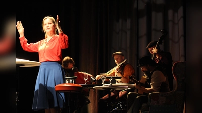 Ann-Kathrin Kramer und die Band „Les Manouches Du Tannes”. <br> (Foto: Kulturgemeinschaft)