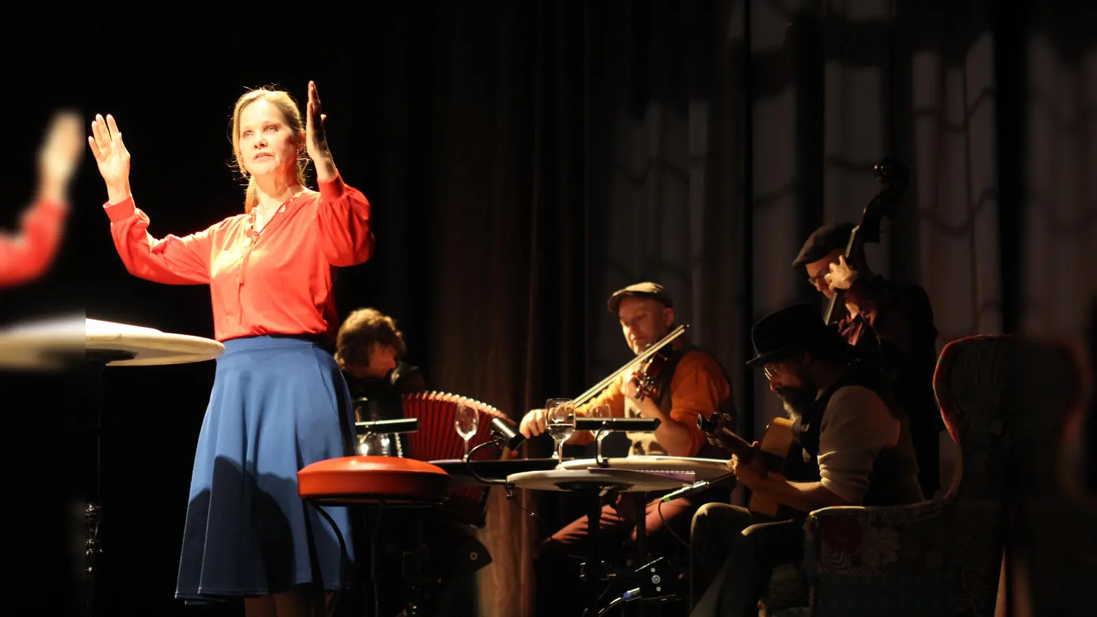 Ann-Kathrin Kramer und die Band „Les Manouches Du Tannes”. <br> (Foto: Kulturgemeinschaft)