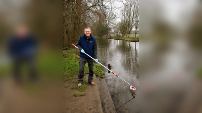 Matthias Ahlbrecht nimmt eine Wasserprobe. (Foto: Harald Gülzow)