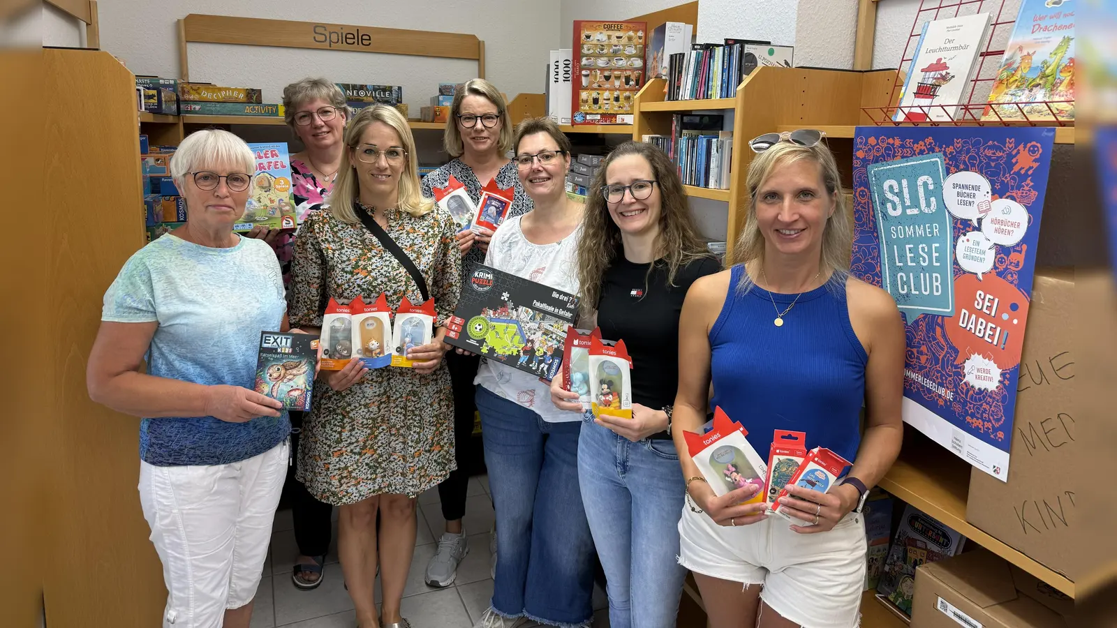 Luise Herbold Rose und Beate Gievers von der Bücherei Borgentreich, Carolin Kornhoff, Daniela Krull, Michaela Hengst, Lena Böckmann und Kathrin Denecke vom Baby- und Kinderkleiderbasar Bühne engagieren sich für die Bücherei (Foto: Bücherei Borgentreich)