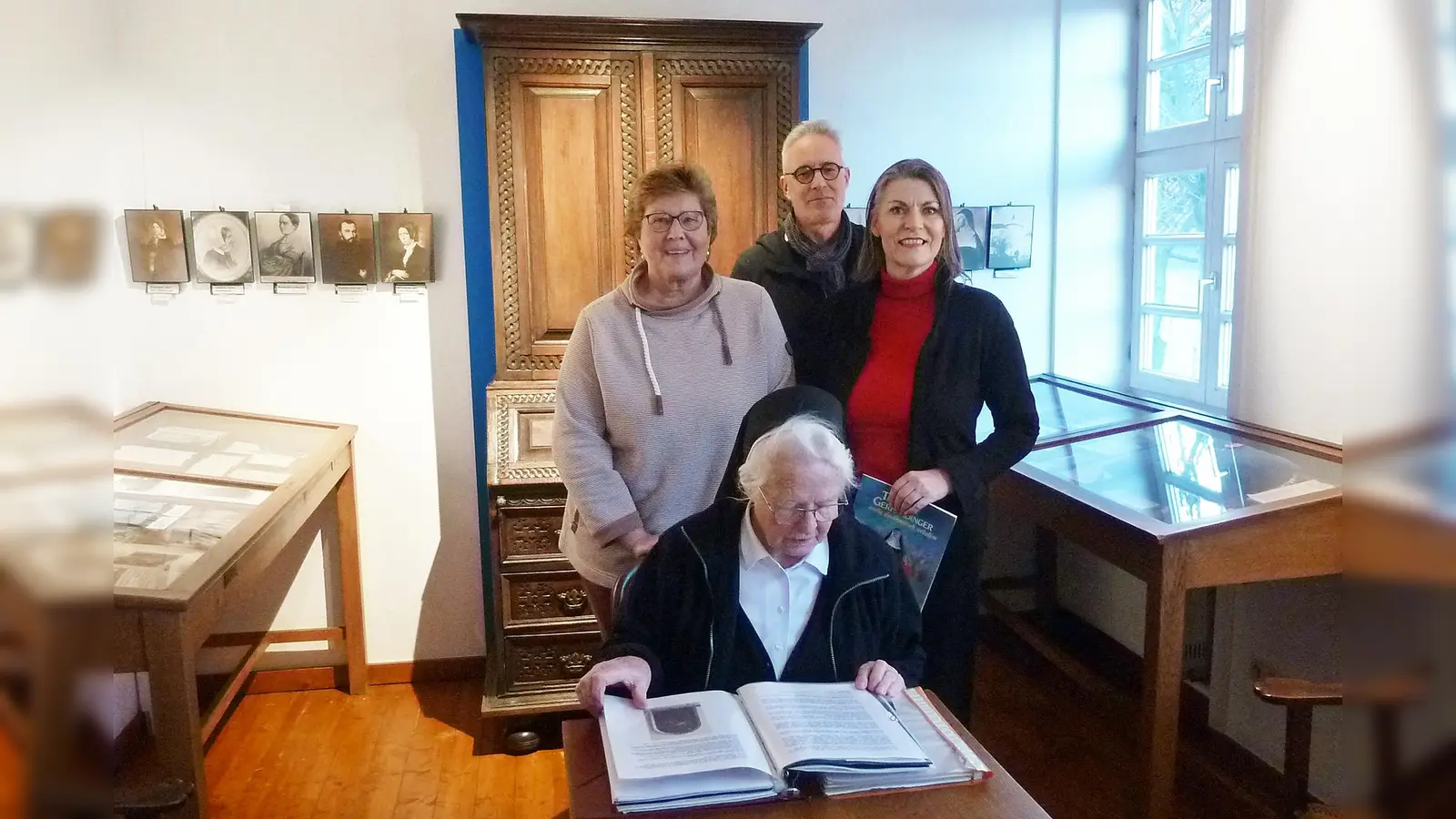 Doris Jochmaring (von links, stehend), Dirk Brassel und Evelyn Walker-Fimmel bedankten sich bei Sr. Diethild für die Bereitstellung der besonderen Erinnerungsstücke. (Foto: Alfons Jochmaring)
