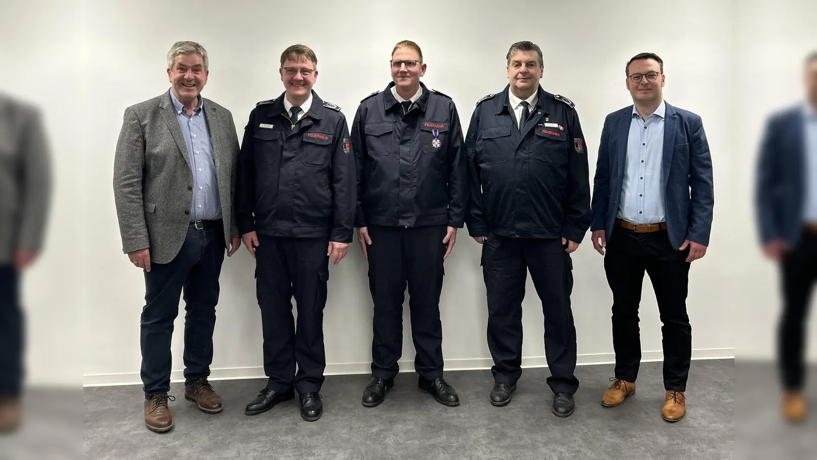 V.l.: Bürgermeister Herman Temme, Leiter der Feuerwehr Sven Heinemann, neuer stv. Jürgen Romund, stv. Michael Müller sowie Allgemeiner Vertreter des Bürgermeisters Alexander Kleinschmidt. (Foto: Feuerwehr der Stadt Brakel)