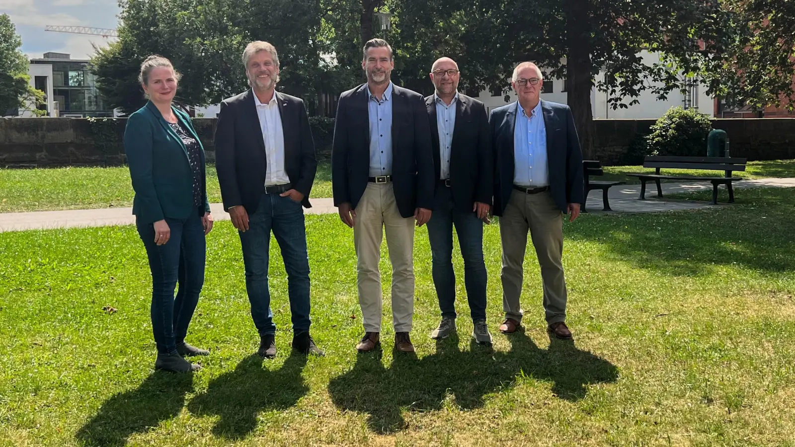 Vor den HAWK-Gebäuden in Holzminden (v.l.): Prof. Dr. Swantje Penke (Studiendekanin Soziale Arbeit an der Fakultät Management, Soziale Arbeit, Bauen der HAWK Standort Holzminden), Dr. Marc Hudy (Präsident der HAWK), Christian Belke (Bürgermeister der Stadt Holzminden), Jens-Martin Wolff (Stadtoberbaurat und Leitung Bauen und Stadtentwicklung der Stadt Holzminden) und Dr. Matthias Seeliger (Leitung Stadtarchiv der Stadt Holzminden).  (Foto: HAWK)