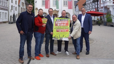 Der Werbering Brakel lädt zum Brakeler Stadtfest ein (v.l.): Andreas Tebbe, Markus Härmens, Alexander Kleinschmidt, Bernhard Fischer, Rainer Schäfers und Dominik Reineke.  (Foto: Stadt Brakel)