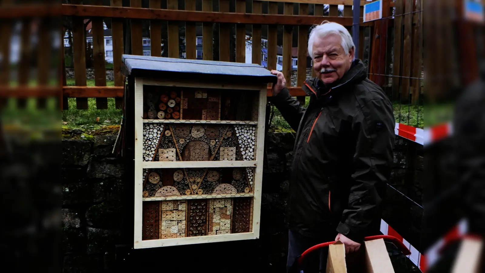 Ulrich Schachtschneider am neuen Bienenhotel. (Foto: Foto: Heimatverein Helmarshausen)