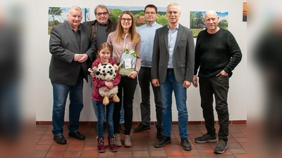 Hans-Werner Gorzolka, Thomas Johlen, Laura Welling, Kathrin Welling, Elmar Meyer, Bürgermeister Josef Suermann und Franz Meyer. (Foto: Stadt Marienmünster)