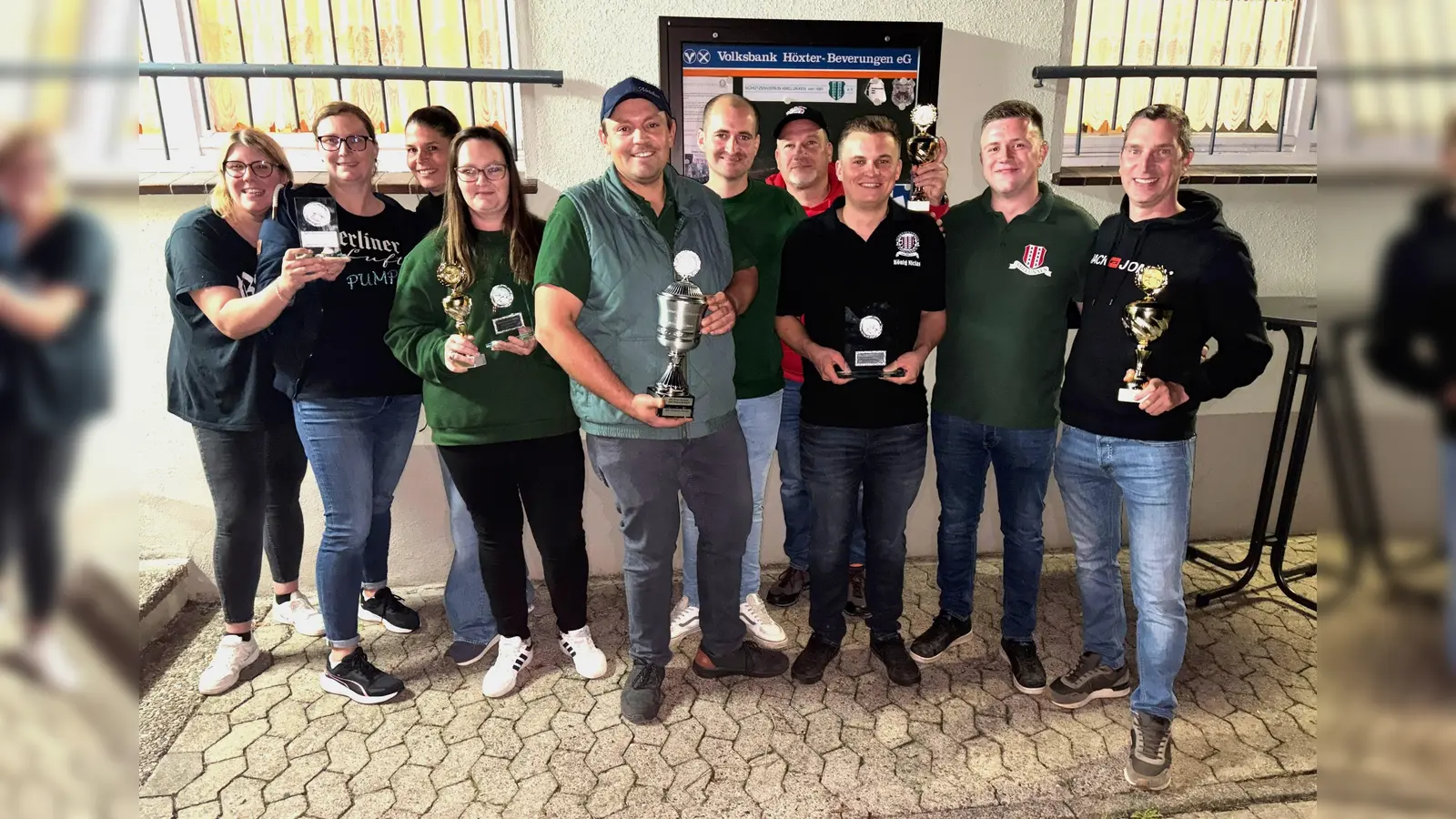 Die Platzierten aller Wettbewerbe mit ihren Trophäen.  (Foto: Schützenverein Amelunxen)