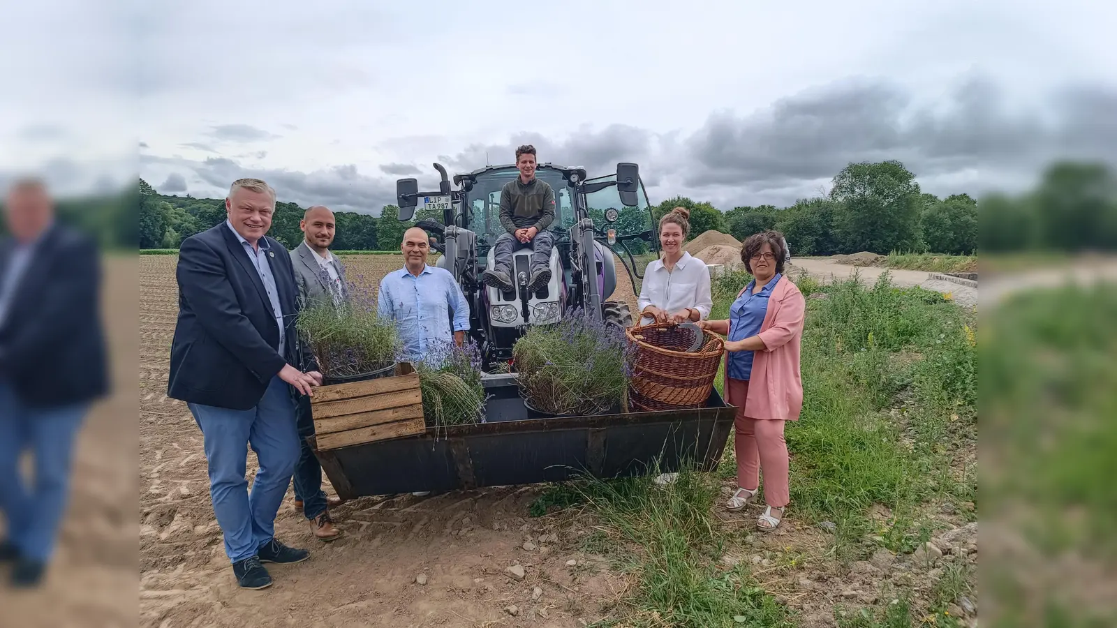 Wie ein Urlaub in der Toskana: Auf das duftende und farbenprächtige Lavendelfeld im nächsten Jahr freuen sich schon jetzt Höxter Bürgermeister Daniel Hartmann (v.l.), Gartenschau-Geschäftsführer Jan Sommer, Axel Meyer (Firmengründer Taoasis), Lavendelbauer Luis Rehermann, Henrike Pivit (Taoasis) und Claudia Koch (Geschäftsführerin der Landesgartenschau). (Foto: LGS 2023 Höxter/Manuela Puls)