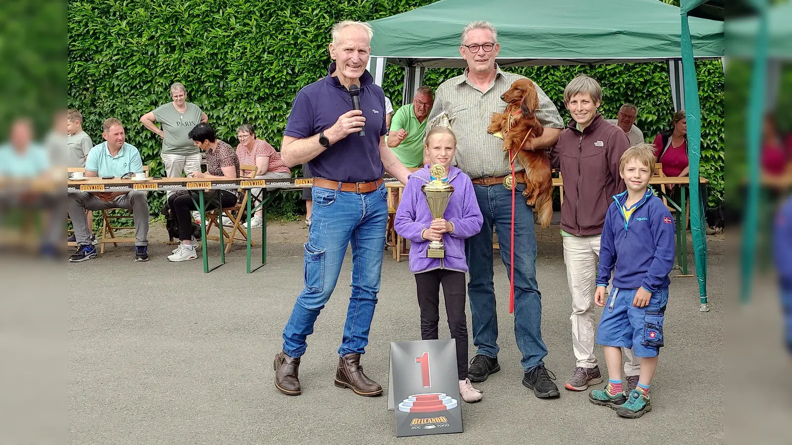 Siegerhündin Alva mit Besitzer Peter Onkelbach, Richter Andreas Tornau und Vorsitzende Heike Böhme sowie Rike Böhme, die Alva im Ring zum Sieg führte. (Foto: Sabine Meier)