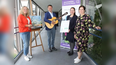 Freuen sich auf zahlreiche Bewerbungen für den Kulturpreis 2025 (von links): Kristin Wiechers (Kulturbüro des Kreises Höxter), Landrat Michael Stickeln, Kreisdirektorin Manuela Kupsch und Jennifer Diekmann (Kulturbüro des Kreises Höxter). (Foto: Kreis Höxter)