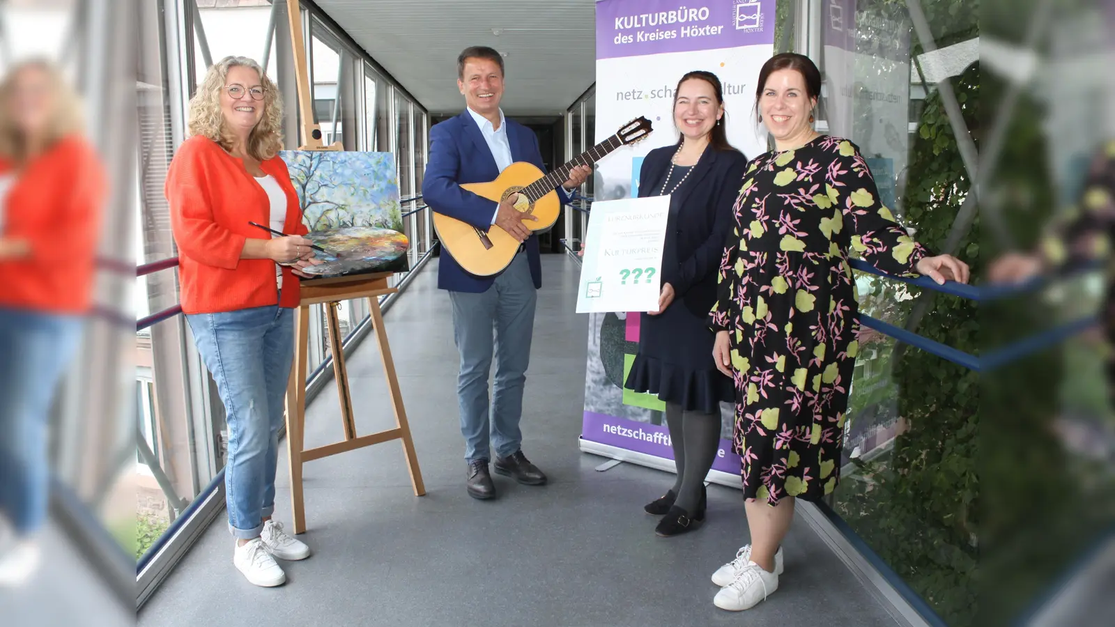 Freuen sich auf zahlreiche Bewerbungen für den Kulturpreis 2025 (von links): Kristin Wiechers (Kulturbüro des Kreises Höxter), Landrat Michael Stickeln, Kreisdirektorin Manuela Kupsch und Jennifer Diekmann (Kulturbüro des Kreises Höxter). (Foto: Kreis Höxter)