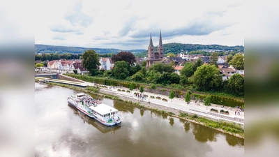 Höxter ist eine Stadt am Wasser: Zur Landesgartenschau wurde die Weserpromenade neu gestaltet – mit Sitzstufen und Treidelwegen direkt an der Wasserkante. (Foto: Marc Leppin/Franz Reschke Landschaftsarchitektur GmbH)