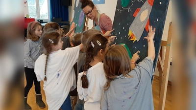 Kreatives Zusammenspiel: Kinder der Musikschule Höxter malen und musizieren gemeinsam mit den Lehrerinnen Anina Dohrmann und Kristina Mengersen beim KlangBilder-Workshop. (Foto: Stadt Höxter)