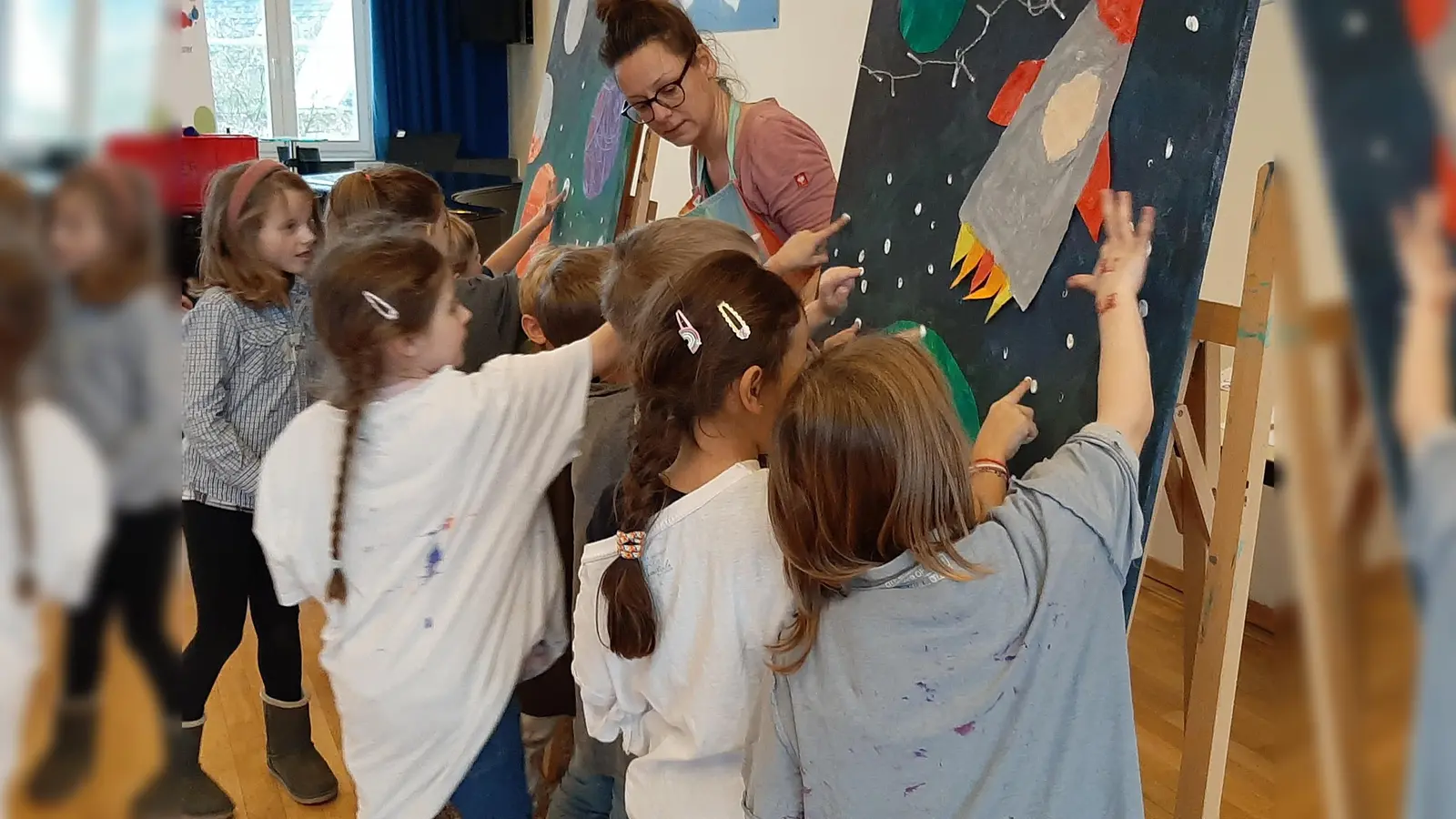 Kreatives Zusammenspiel: Kinder der Musikschule Höxter malen und musizieren gemeinsam mit den Lehrerinnen Anina Dohrmann und Kristina Mengersen beim KlangBilder-Workshop. (Foto: Stadt Höxter)