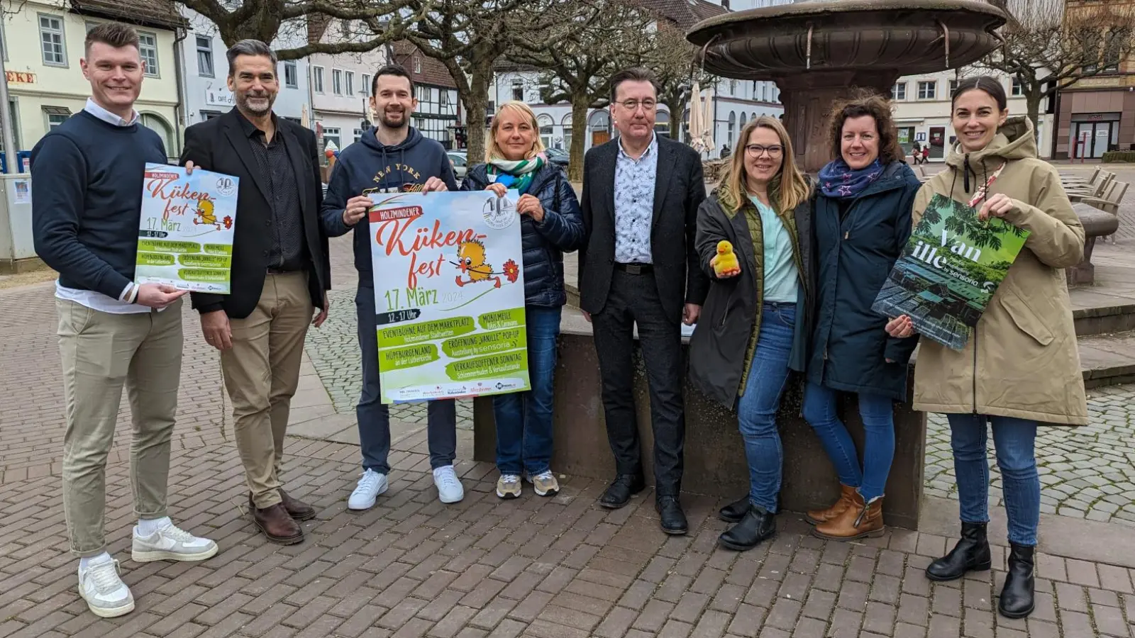 Wettpaten und Veranstalter des 47. Kükenfestes präsentieren das Veranstaltungsplakat (v.l.): Jakob Ostermann (Stadtwerke Holzminden GmbH), Bürgermeister Christian Belke, Benjamin Beineke und Bianca Kleeschulte (Werbekreis Holzminden e.V.) sowie von der Stadtmarketing Holzminden GmbH Volkmar Stanoschek (Geschäftsführer), Inga Schaper (Teamleiterin Eventmanagement), Isabell Adam (Teamleiterin PR und Marketing) und Ann-Kathrin Otte (Sensoria). (Foto: Stadt Marketing Holzminden GmbH)