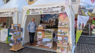 Stephan Berg präsentiert den Stand der Stadt Höxter und des Kulturland Kreis Höxter beim NRW-Tag in Münster und informiert die Besucherinnen und Besucher über die vielfältigen Angebote und Besonderheiten der Weserstadt und der Region. (Foto: Stadt Höxter)