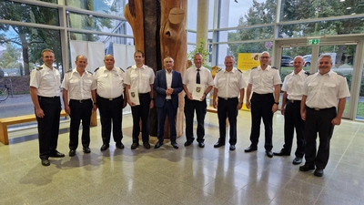 (v.l.) KBI Sebastian Mazassek, KBM Jürgen Pistorius, KBM Timo Schröder, KBM Jan Seela, Landrat Andreas Siebert, KBM Guido Scherp, stellv. KBI Frank Brunst, KBM Volker Heerdt, KBM Christoph Noll und KBM Markus Manß. (Foto: Landkreis Kassel)
