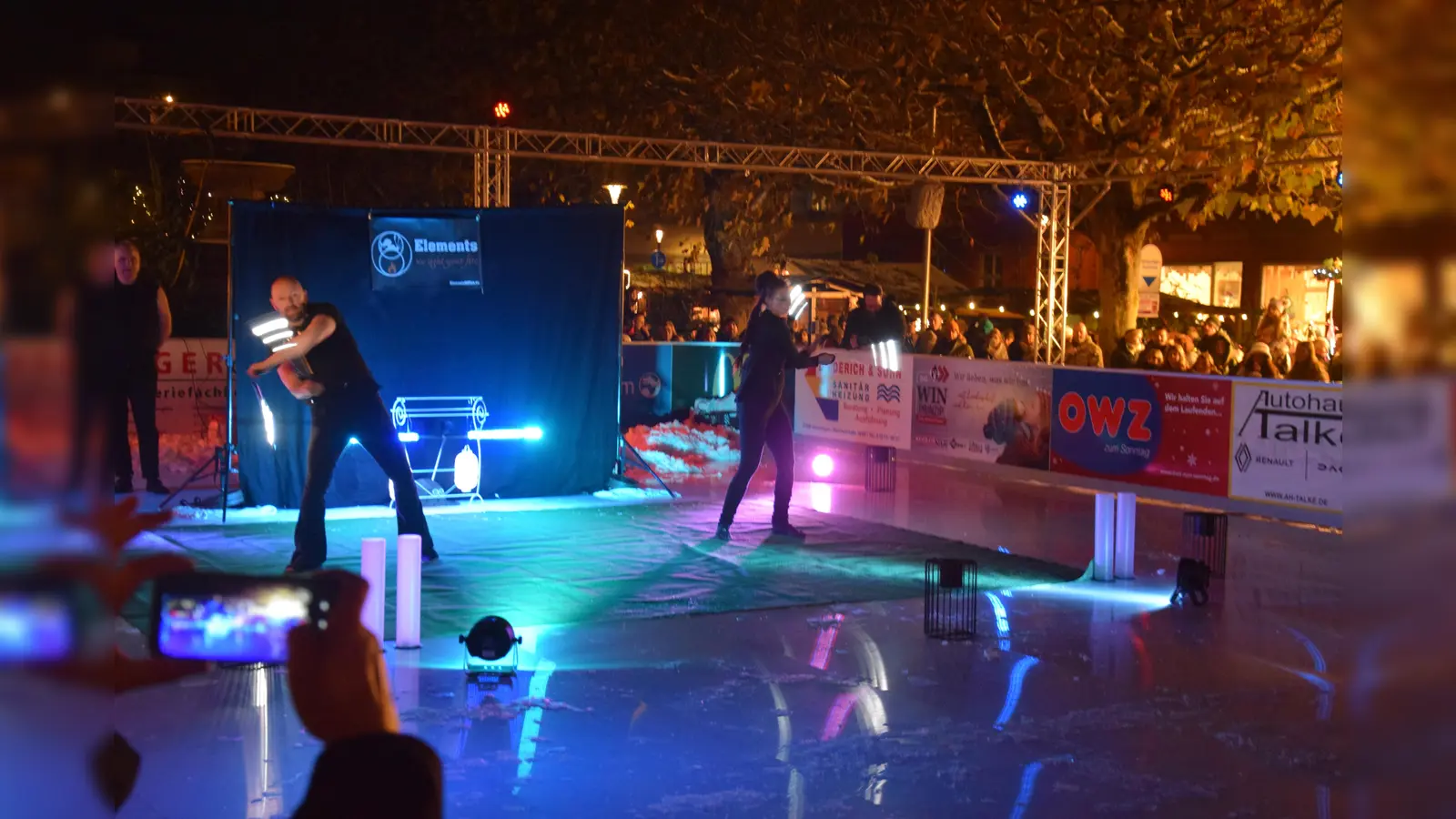 Bei der Eröffnung des Weihnachtsmarktes stand die Performancegruppe „Elements of Fire” ganz vorn mit dabei. Das Spiel mit Feuer und Licht entfaltete auf der Eisbahn seine volle Wirkung. (Foto: Marc Otto)