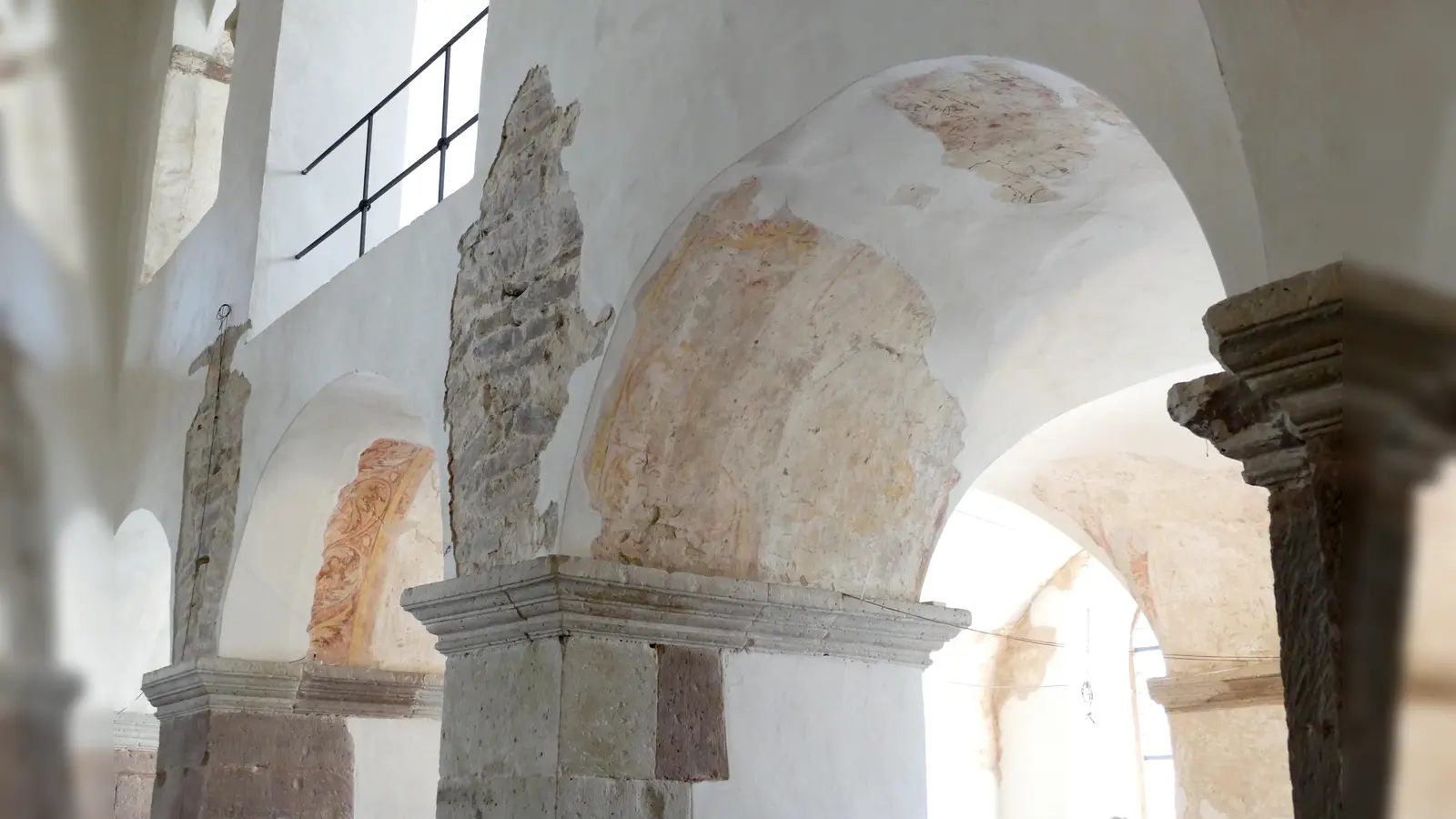 Karolingische Wandmalereien und Vorzeichnungen für lebensgroße Stuckfiguren haben sich seit mehr als 1000 Jahren im Johanneschor des Westwerks erhalten. Was zu tun ist, um sie zu sichern, erfahren die Gäste der Sonderführungen zum Welterbetag am 1. Juni. (Foto: Kirchengemeinde Corvey)