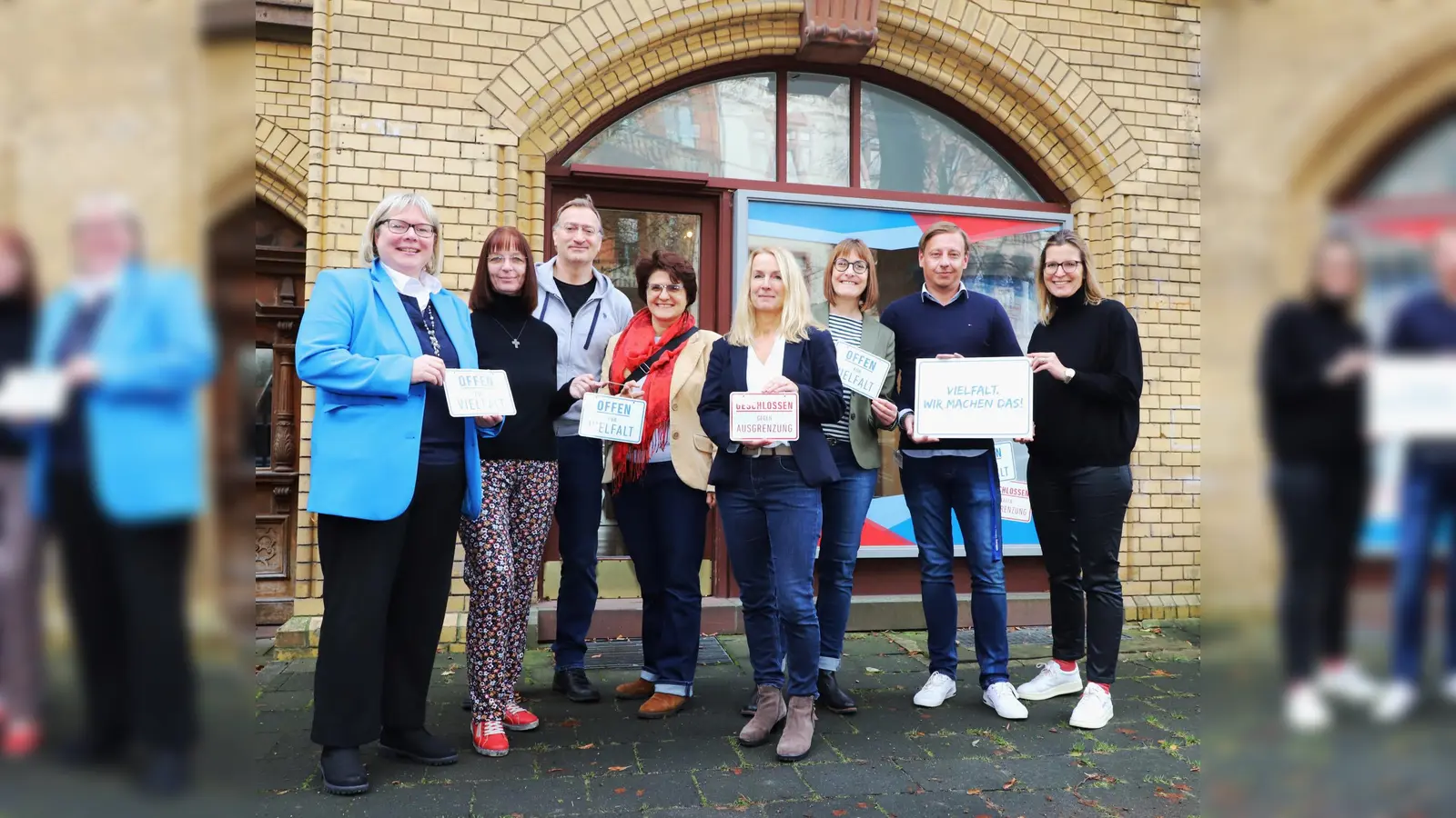(v.l.) Vizelandrätin Silke Engler, Katja Wiegand (katholische Kirchengemeinde Zierenberg), Manfred Häfner (VfL Wolfhagen), Gülten Erenulug (Marie-Durand-Schule Bad Karlshafen), Rita Wefing (Haus Phönix Wolfhagen), Dagmar Krauße (Offen für Vielfalt), Sebastian Hillberger (WIR-Vielfaltszentrum) und Nina Klein (Offen für Vielfalt).  (Foto: Bernhard/Landkreis Kassel)