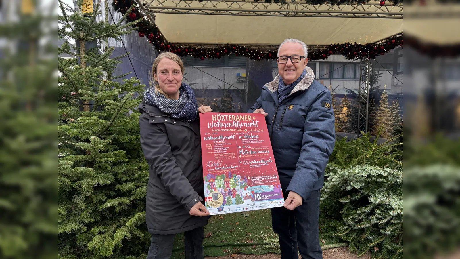 Die Werbegemeinschaft, Veranstaltungskoordinatorin Katharina Vötter und der Vorsitzende Jürgen Knabe laden zum “Weihnachtszauber“ in Höxter ein.  (Foto: Werbegemeinschaft)