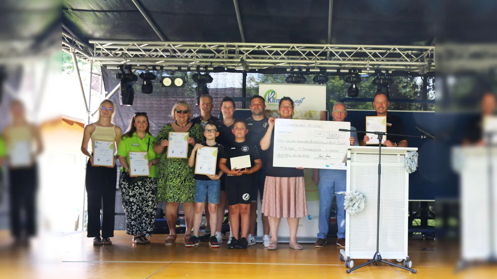 Glückliche Gesichter in Aerzen – Bürgermeister Andreas Wittrock (2.v.r.) übergibt Geldprämien zusammen mit Rebecca Kittel (3.v.r.) von der Klimaschutzagentur Weserbergland. (Foto: Klimaschutzagentur Weserbergland)